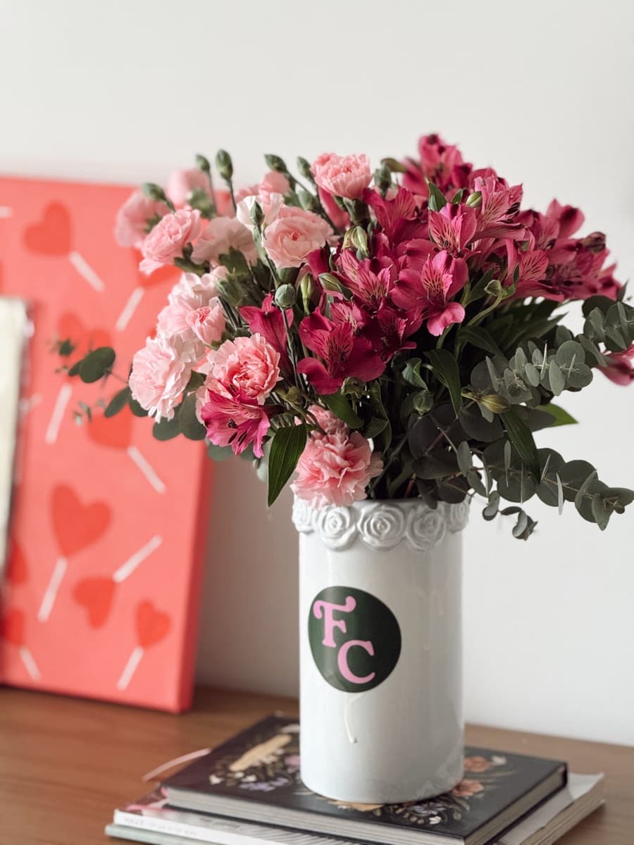 Arranjo rosa em vaso decorativo da assinante