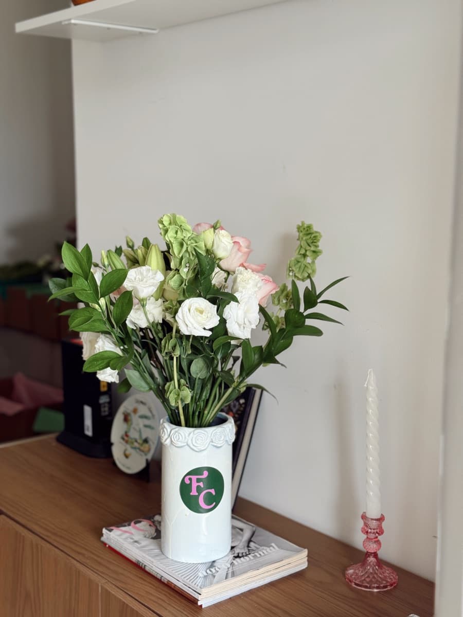 Lisianthus brancos e rosas em vaso branco com selo Flora Clube